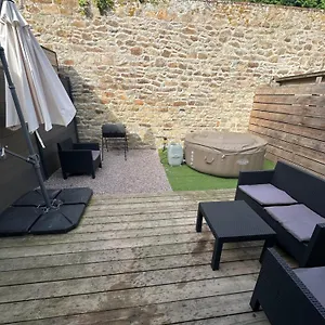 The House , Grand Parking, Proche Gare, Jardin, Jacuzzi Hébergement de vacances